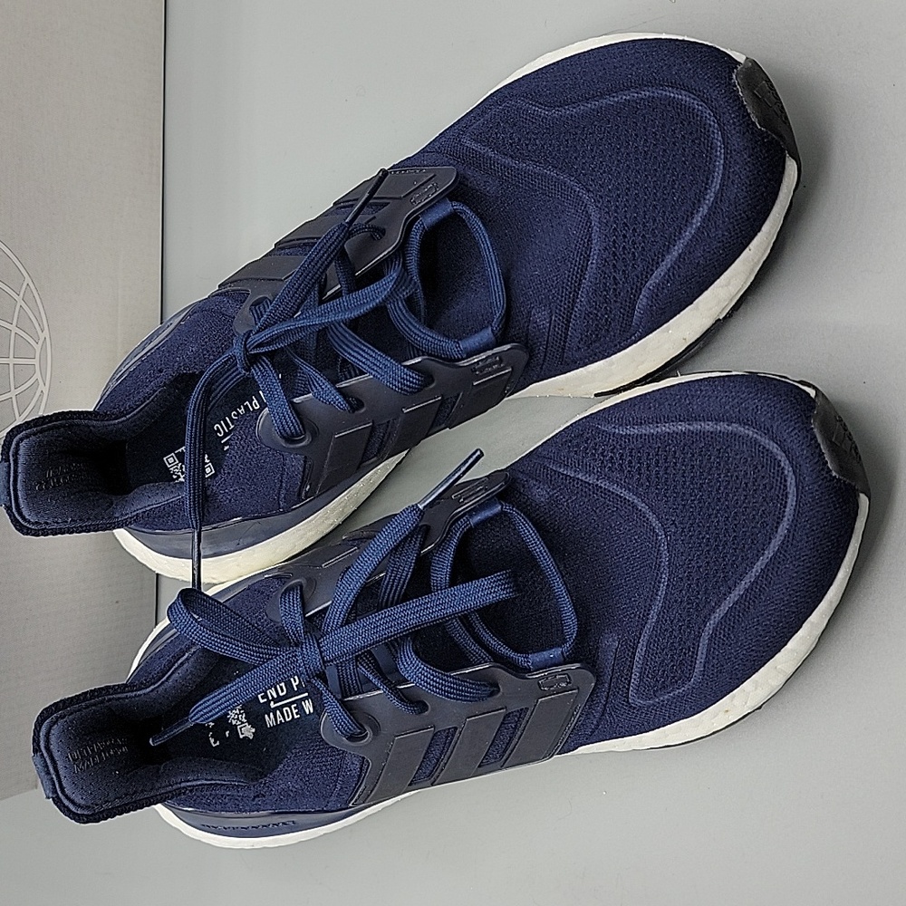 Adidas Ultraboost 22 W in Navy size 8
